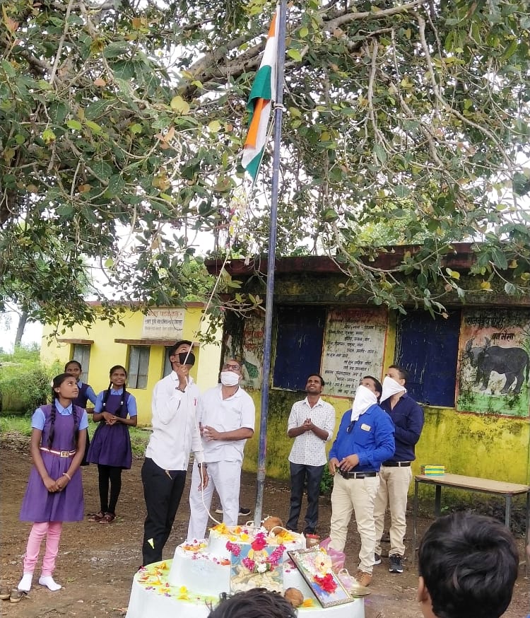 बिपतरा के माध्यमिक विद्यालय व प्राथमिक विद्यालय में 74 वे स्वतंत्रता दिवस के अवसर पर ध्वजारोहण कार्यक्रम संपन्न हुआ