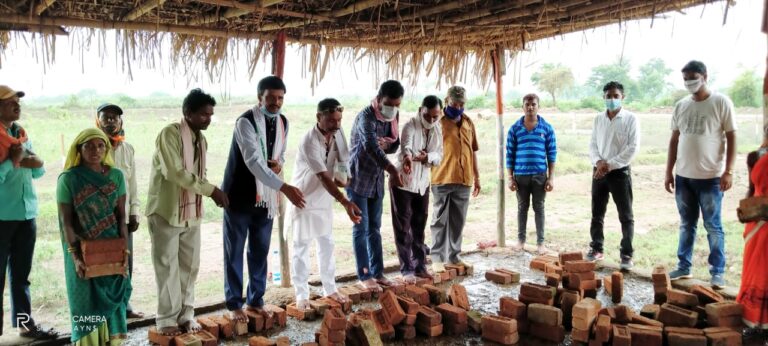 गोछिया गौठान में जय मां लक्ष्मी स्व सहायता समूह को गोबर से वर्मी कम्पोस्ट खाद बनाने को सिखाया गया*