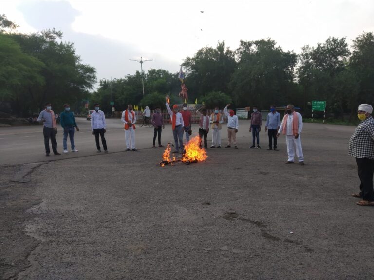 शिवसेना कबीरधाम इकाई ने फुका पुतला महाराष्ट्र सरकार के खिलाफ षड्यंत्र कारियो के!