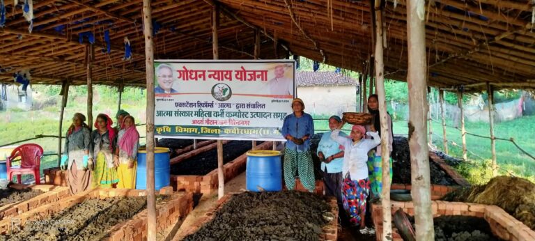 गोधन न्याय योजना  के अंतर्गत गौठनो में कम्पोस्ट खाद तैयार की जा रही है