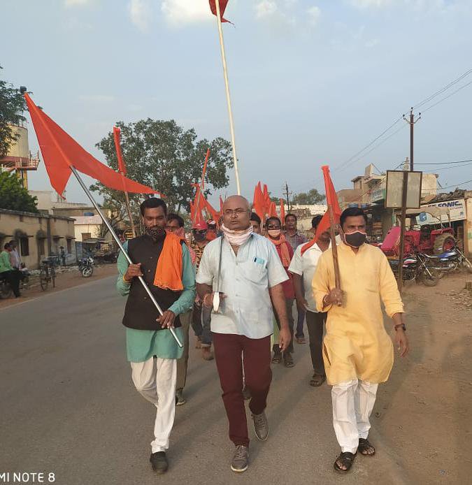 बोड़ला पोंडी नगर में हिन्दू समाज ने मनाया भव्य शस्त्र पूजन जिसमे शस्त्र का नही बल्कि लाठी में भगवा झंडा लगाकर उसकी पूजा किया गया।