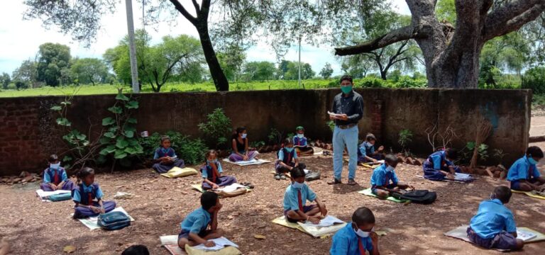 वनांचल बोक्करखार, महालीघाट में आदिवासी बच्चों को मिल रही मोहल्ला कक्षा से शिक्षा