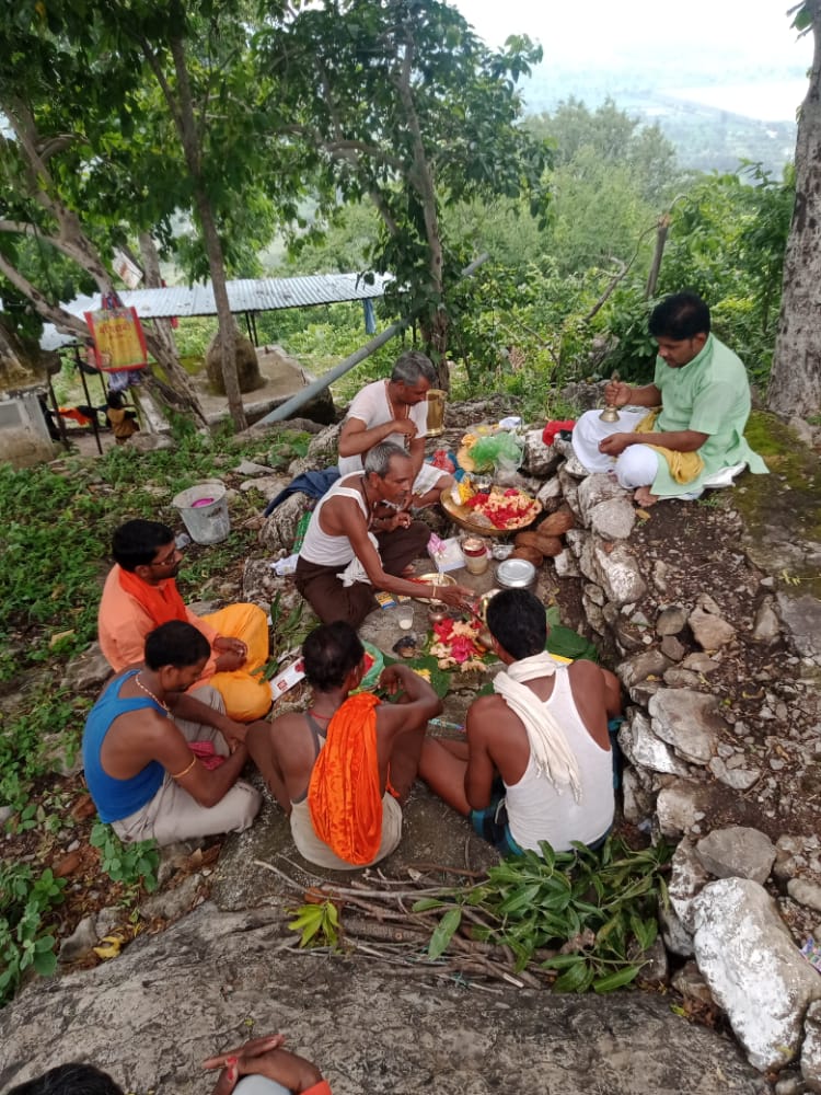 बजरंग समिति दलपुरवा के द्वारा प्रदेश के सुख शांति लिए बम्हनदेई मंदिर में हवन पूजन एवं भंडारा का कार्यक्रम रखा गया