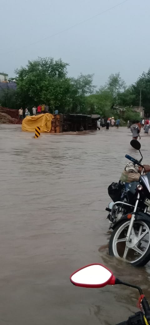 दिल दहला देने वाली खबर पंडरिया हरी नाला में पलटा ट्रक, नाला में समा गए ट्रक,मरते – मरते बचा ट्रक चालक वीडियो पूरा देखें