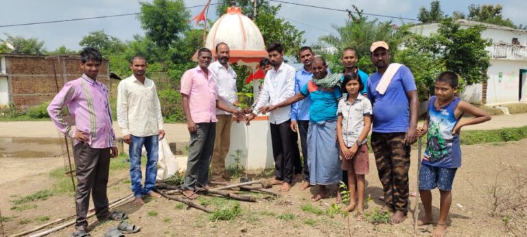 पंडरिया : ग्राम पंचायत मोहतरा के आश्रित ग्राम सिरमाडबरी में जिला कांग्रेस कमेटी के प्रवक्ता गौतम शर्मा वृक्षारोपण कार्यक्रम में हुये शामिल