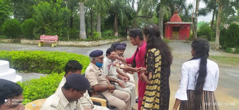 ABVP पांडातराई के कार्यकर्ताओं  ने पांडातराई पुलिस स्टाफ को राखी पहनाया और दिया एक दूसरे को बधाइयाँ